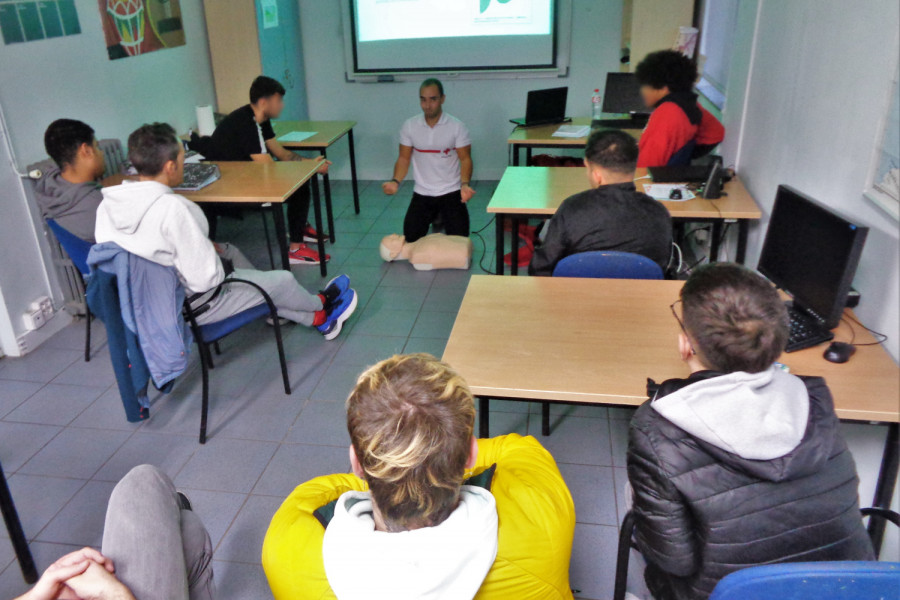 Menores atendidos en el Centro Socioeducativo Juvenil de Cantabria aprenden técnicas de primeros auxilios gracias a la Cruz Roja